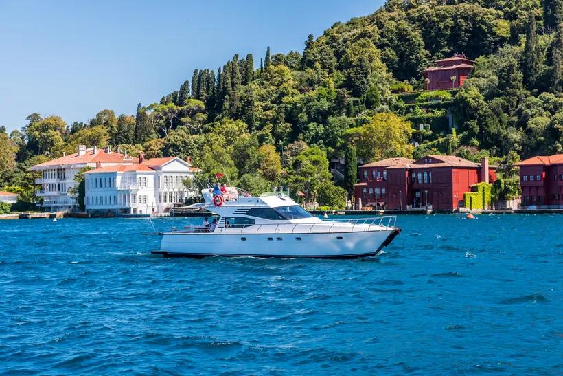 IstanbulBosporusYacht_iStock-1197487372.jpg